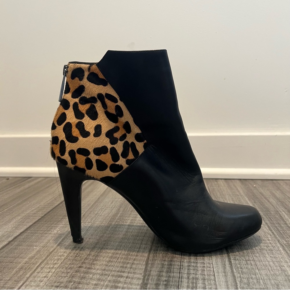Calvin Klein Womens Black Leather Leopard Print Heel Booties